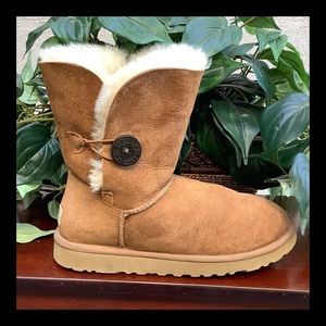 UGG Short Chestnut Bailey Button Boots